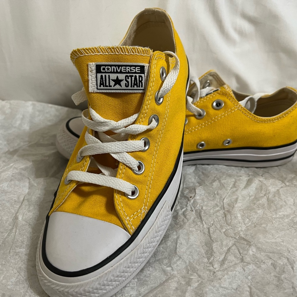 Converse sz8 Women’s Yellow Canvas Sneakers EUC